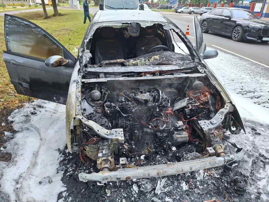 Загорелся автомобиль в Барановичах ул. Бадака МЧС